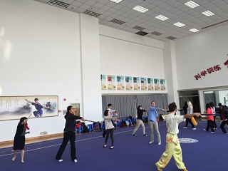 美国普渡大学师生来我校学习武术太极拳